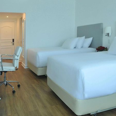 Nh Collection Plaza Santiago Exterior foto A room at the hotel