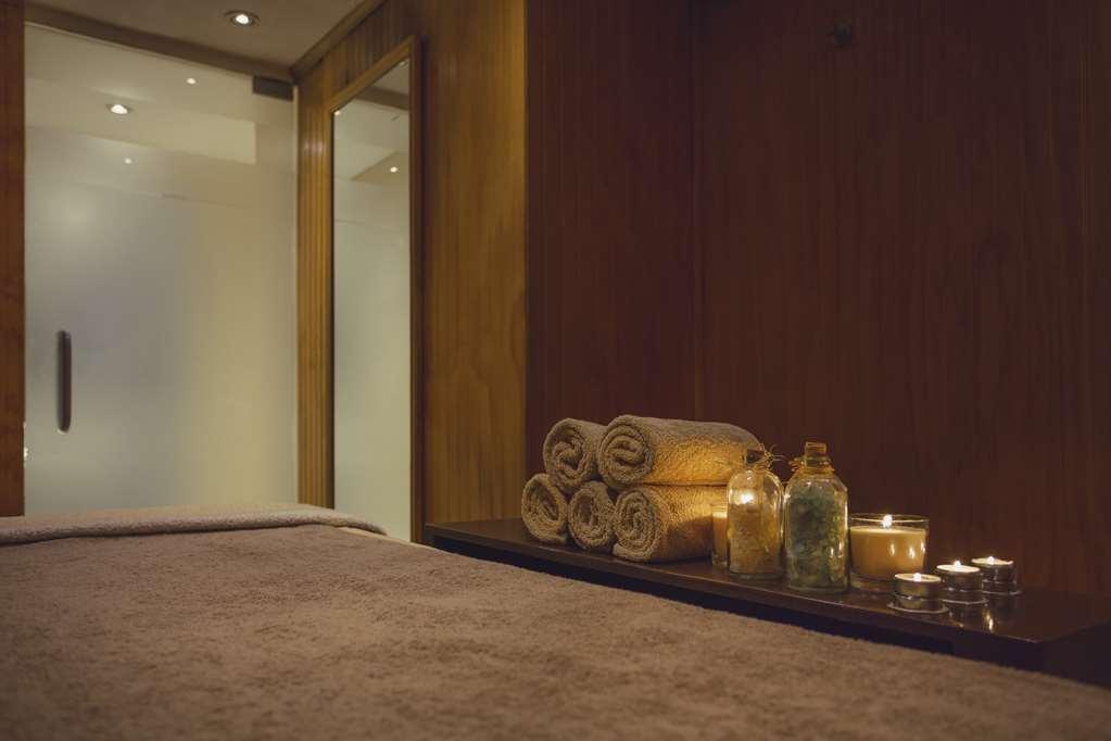 Nh Collection Plaza Santiago Facilidades foto A massage table