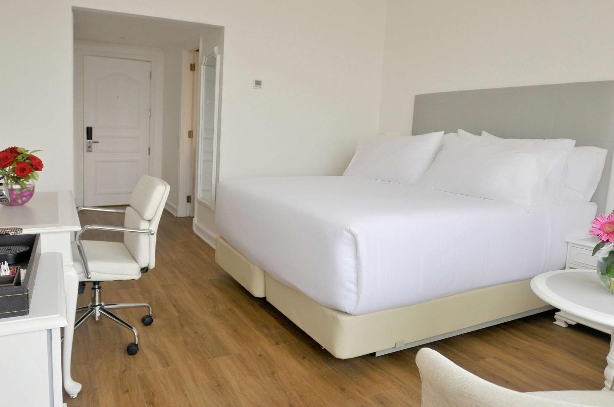 Nh Collection Plaza Santiago Exterior foto A room at the hotel