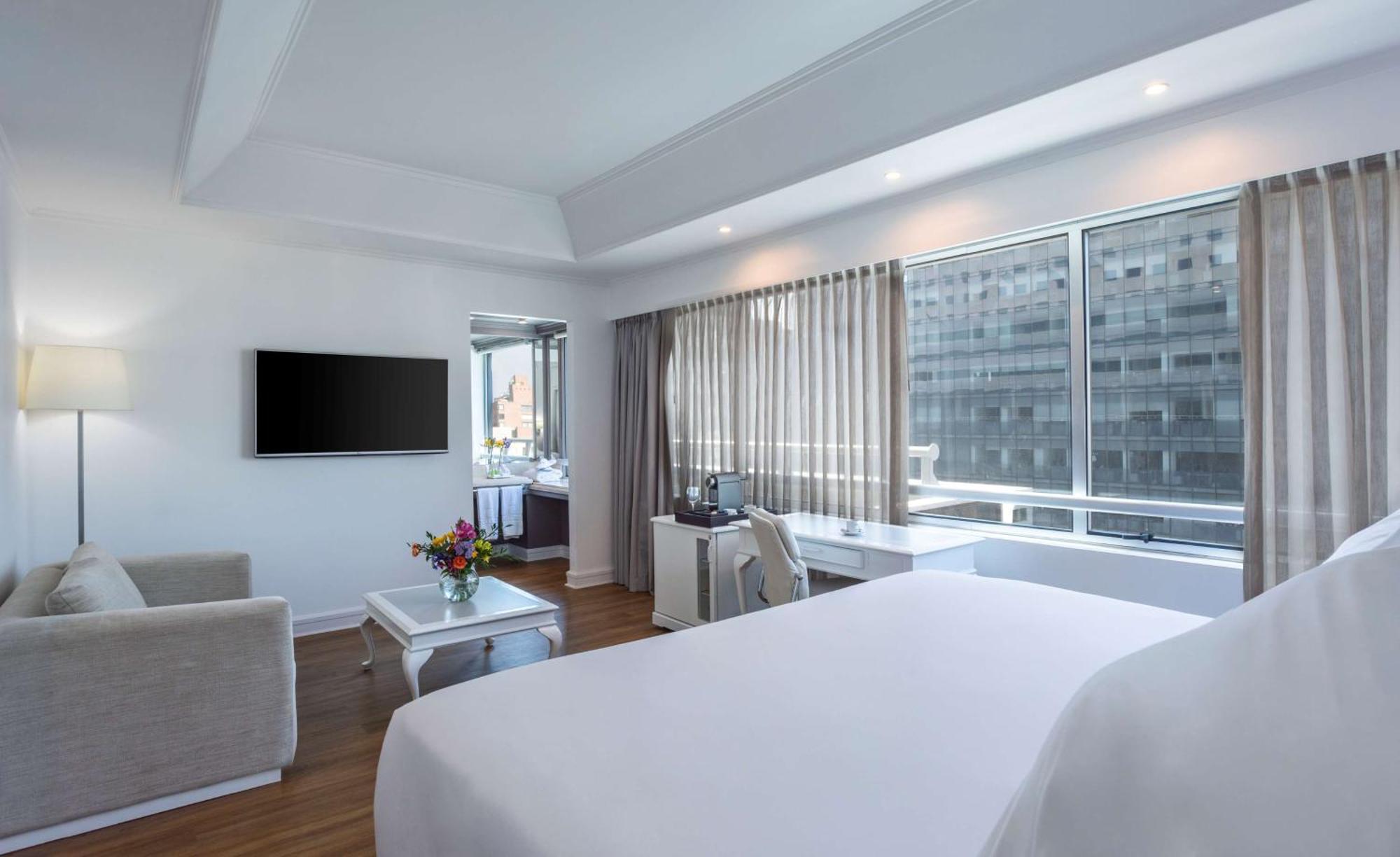 Nh Collection Plaza Santiago Exterior foto A room at the hotel