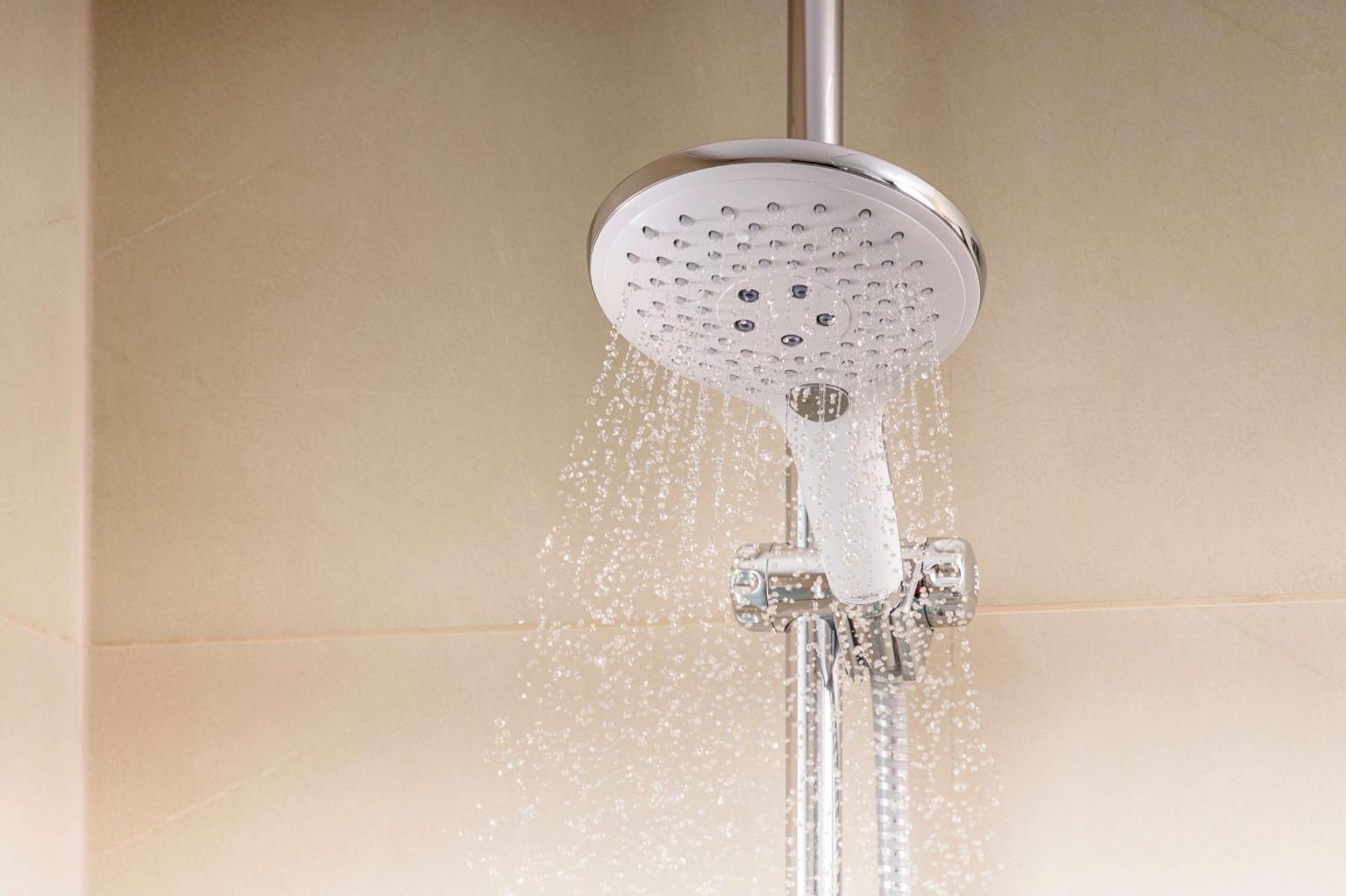 Nh Collection Plaza Santiago Exterior foto A shower in operation