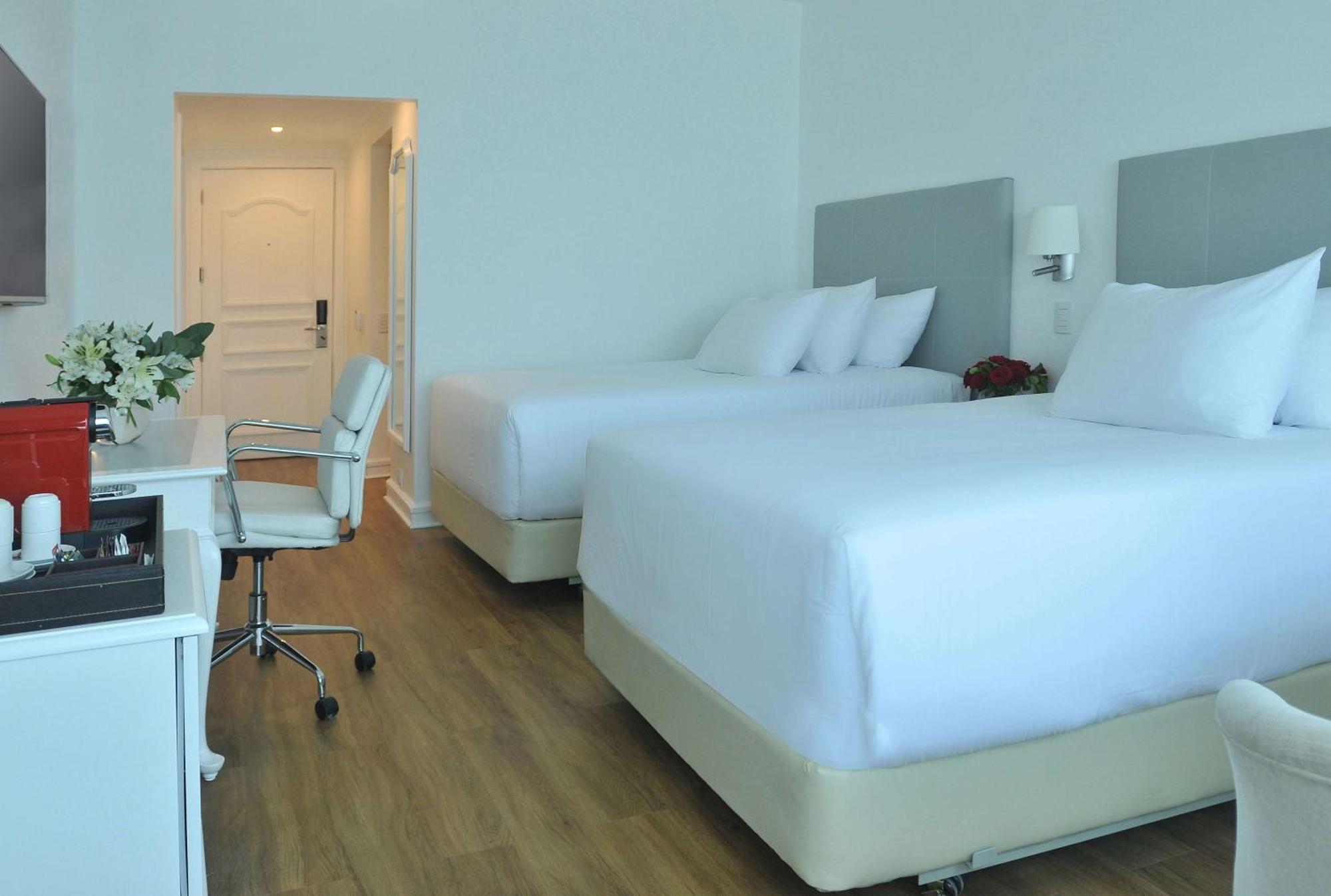 Nh Collection Plaza Santiago Exterior foto A room at the hotel