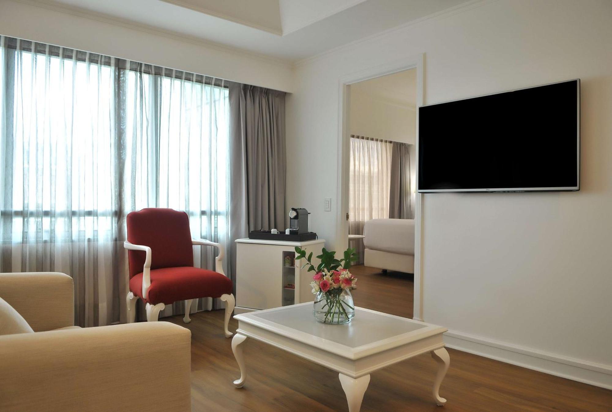 Nh Collection Plaza Santiago Exterior foto A room at the hotel