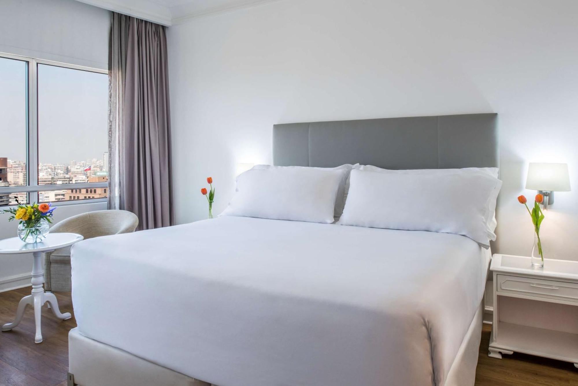 Nh Collection Plaza Santiago Exterior foto A room at the hotel