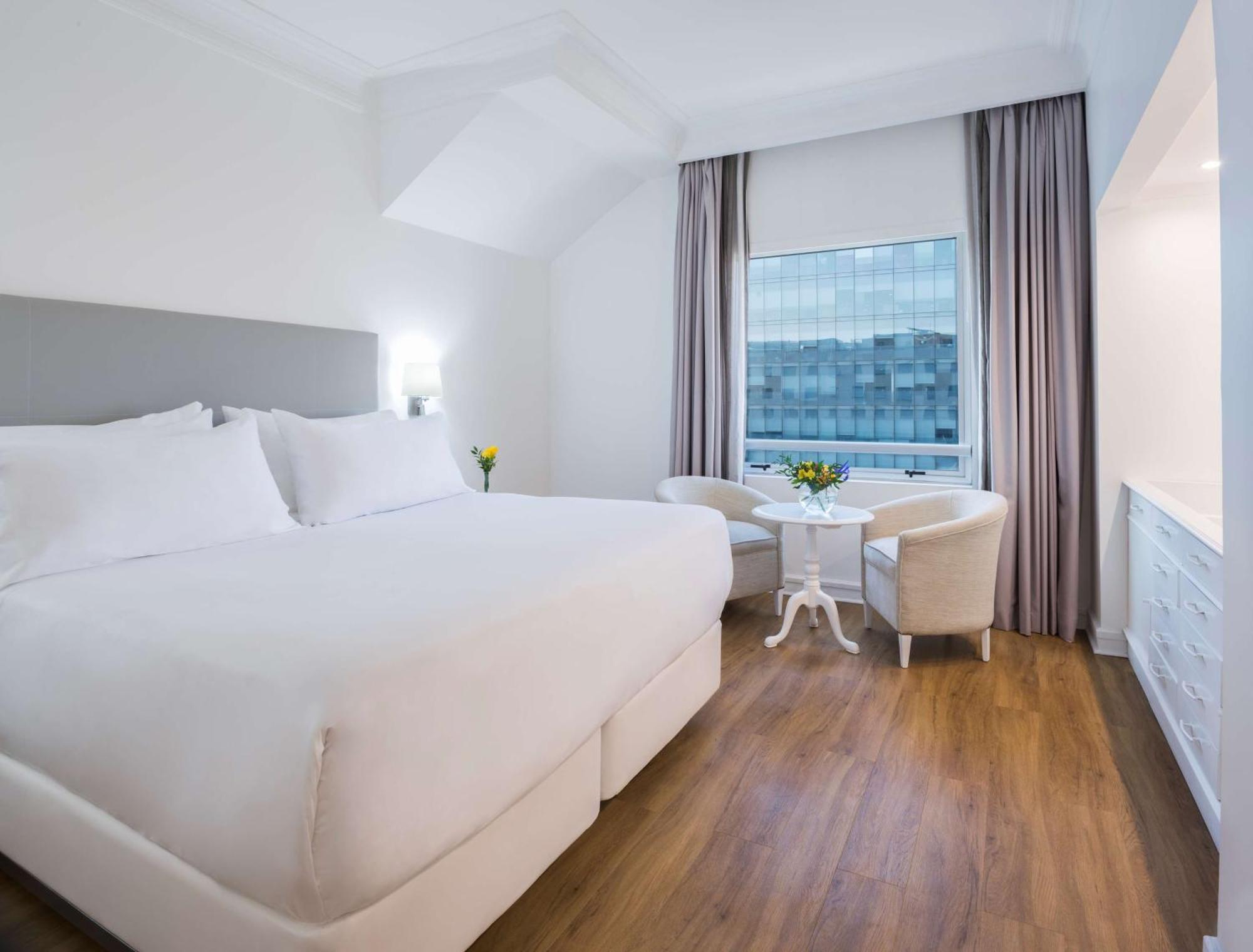 Nh Collection Plaza Santiago Exterior foto A room at the hotel