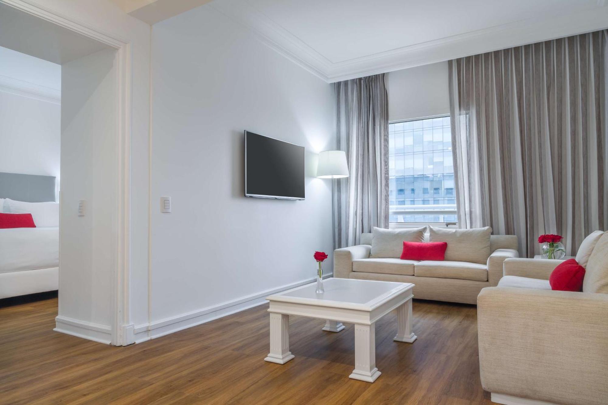 Nh Collection Plaza Santiago Exterior foto A living room in a hotel
