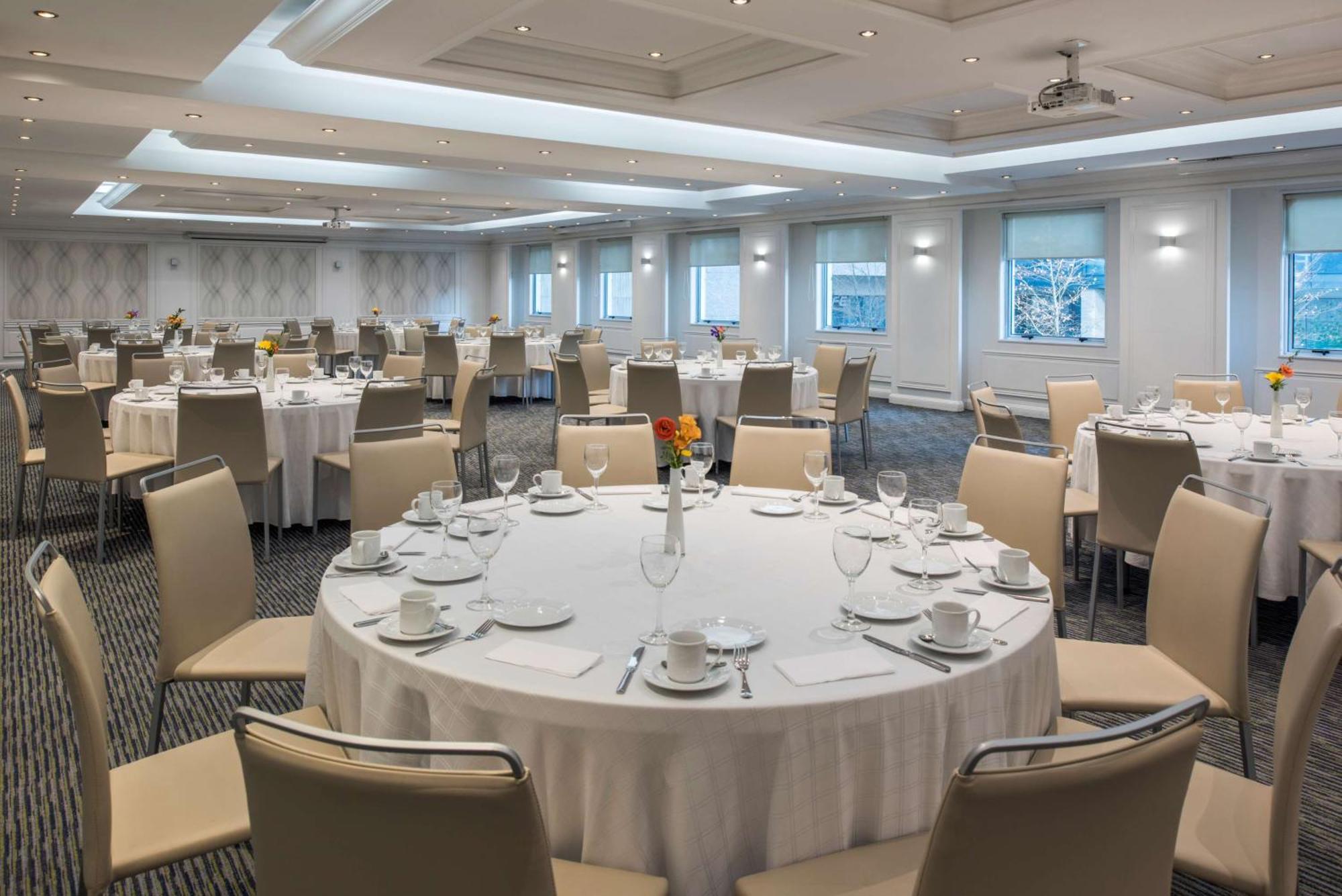 Nh Collection Plaza Santiago Exterior foto The ballroom at the Royal Automobile Club
