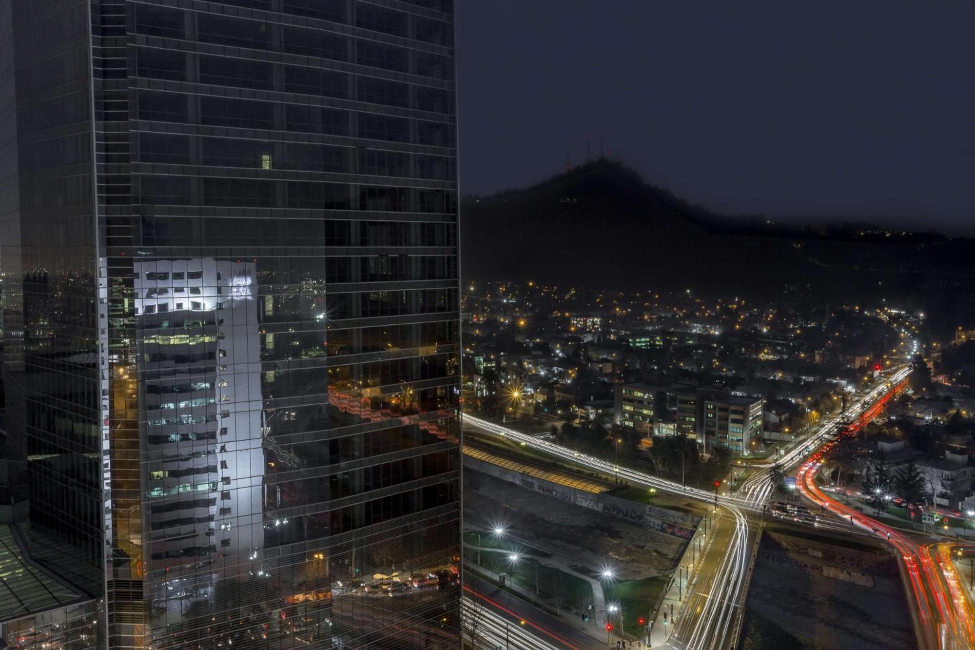 Nh Collection Plaza Santiago Exterior foto View of the complex at night