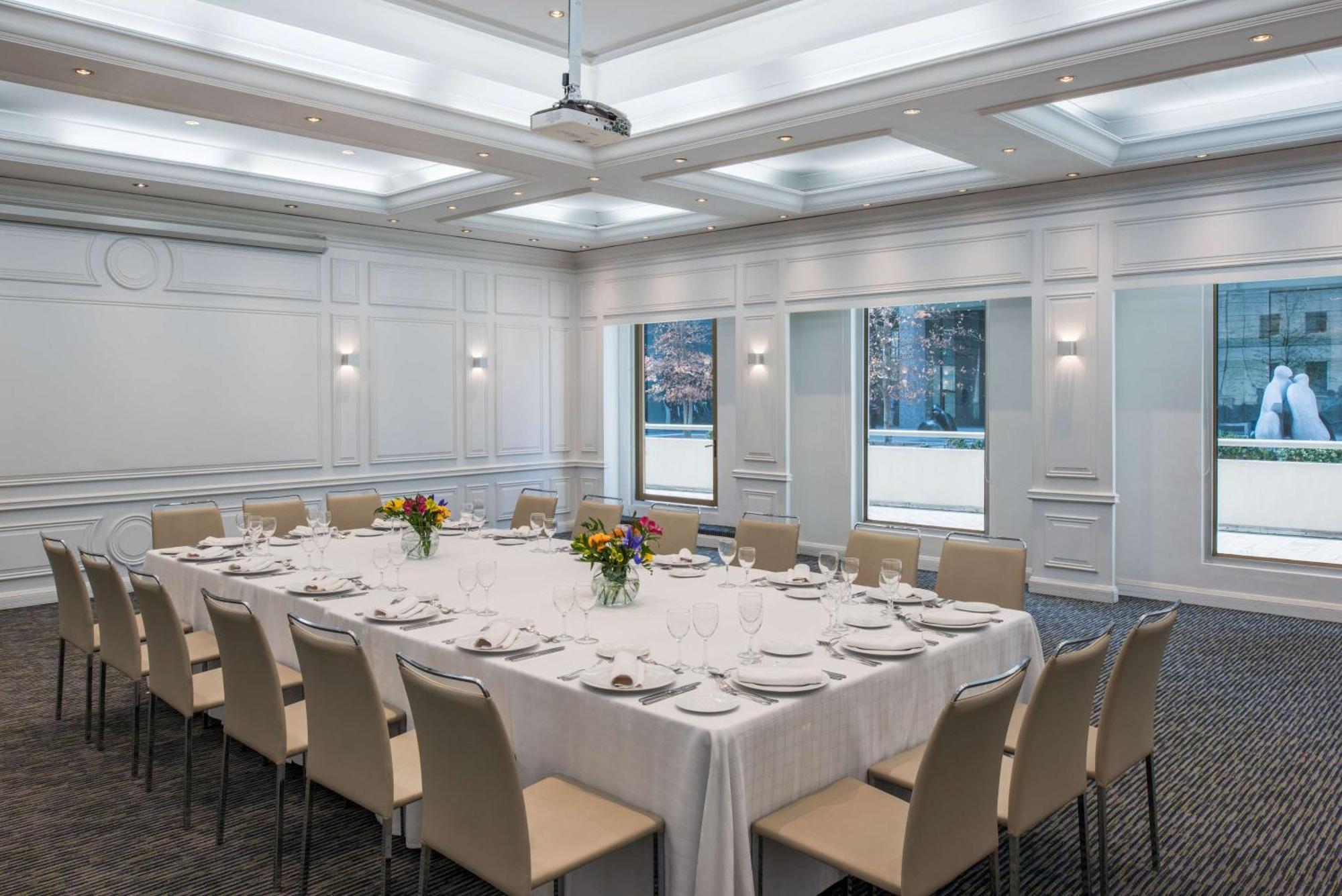 Nh Collection Plaza Santiago Exterior foto The Boardroom