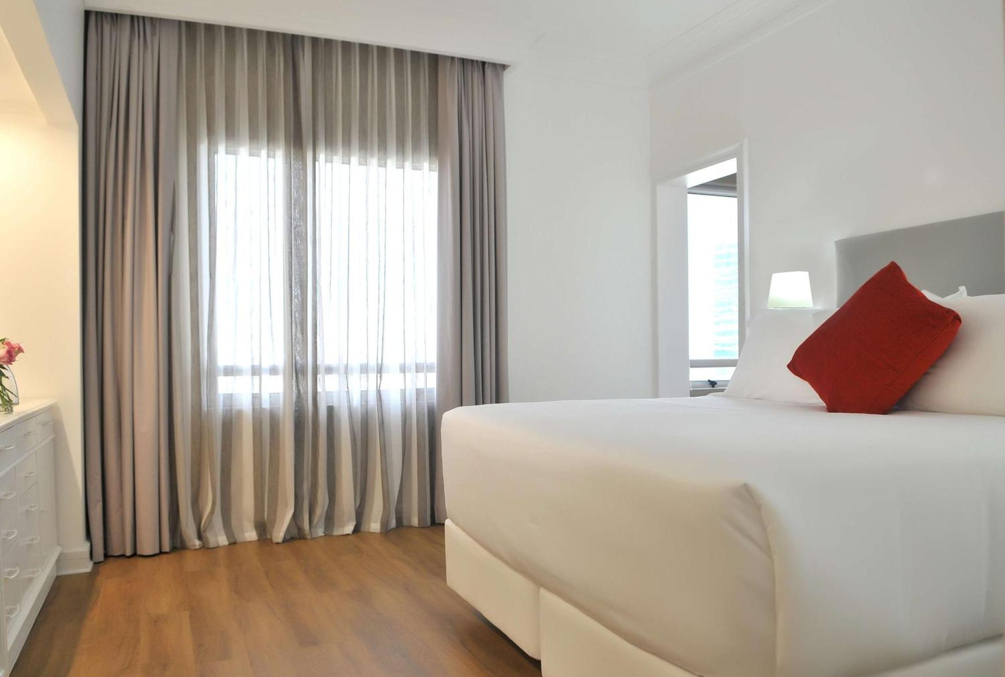 Nh Collection Plaza Santiago Exterior foto A bedroom at the hotel