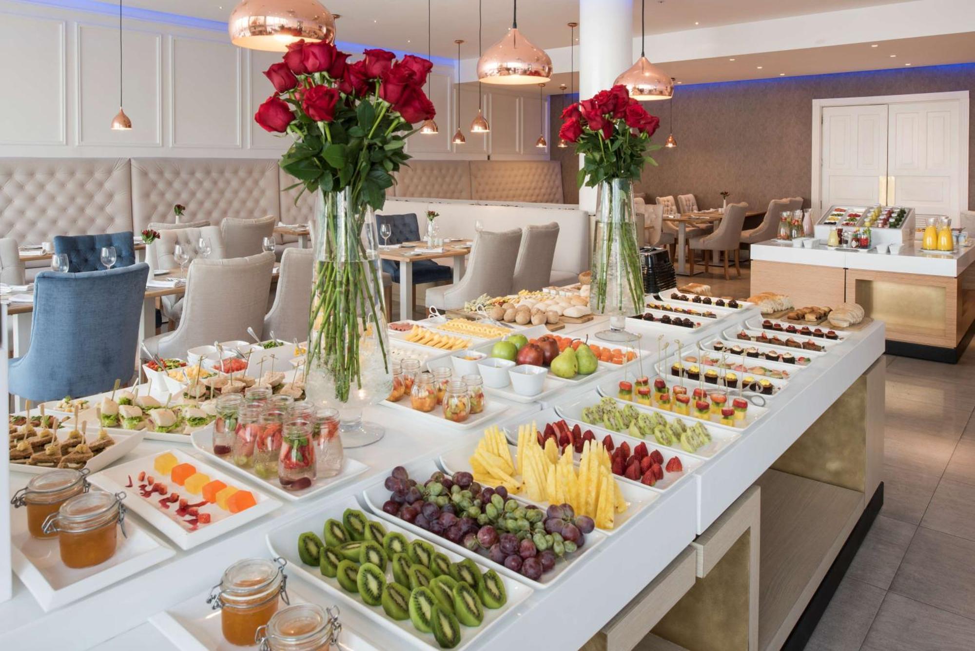 Nh Collection Plaza Santiago Exterior foto A buffet at a hotel