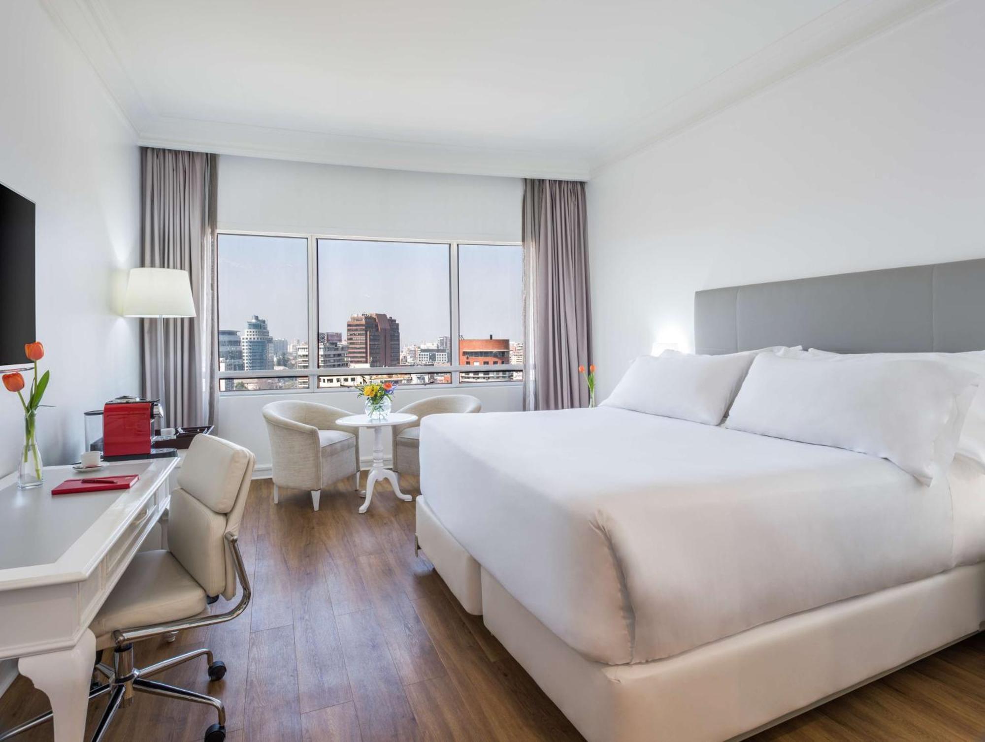 Nh Collection Plaza Santiago Exterior foto A room at the hotel