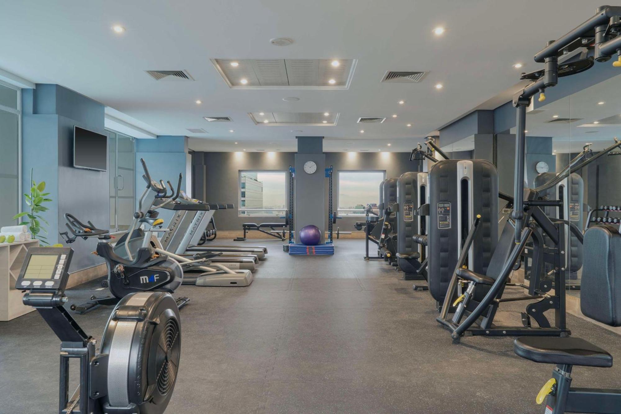 Nh Collection Plaza Santiago Exterior foto The gym at the hotel