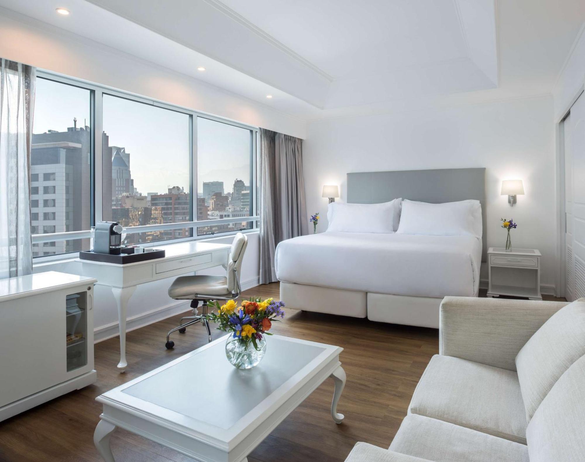 Nh Collection Plaza Santiago Exterior foto A room at the hotel