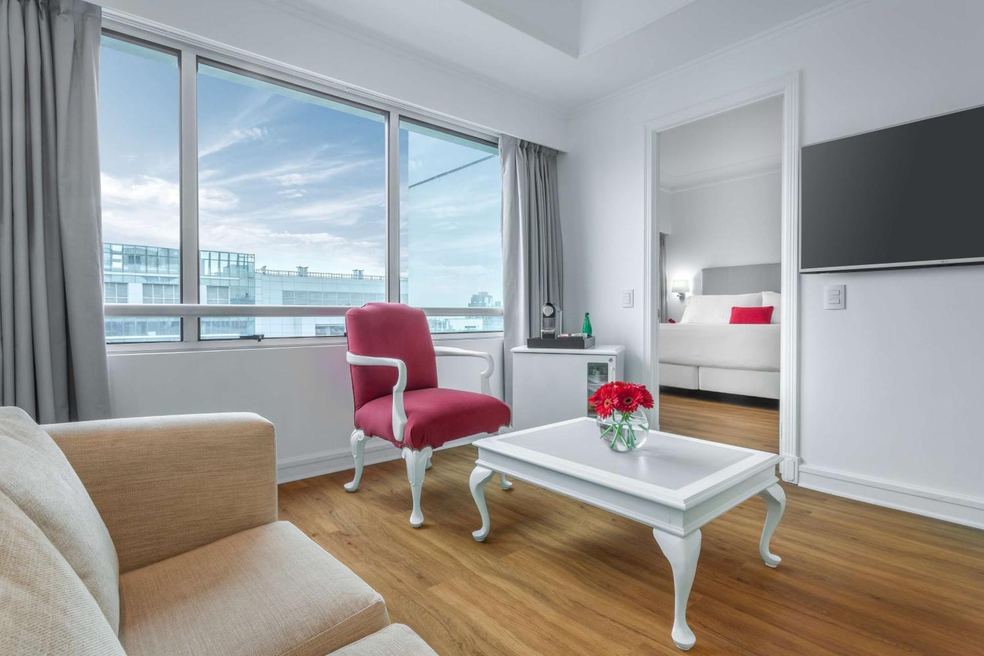 Nh Collection Plaza Santiago Exterior foto A room at the hotel
