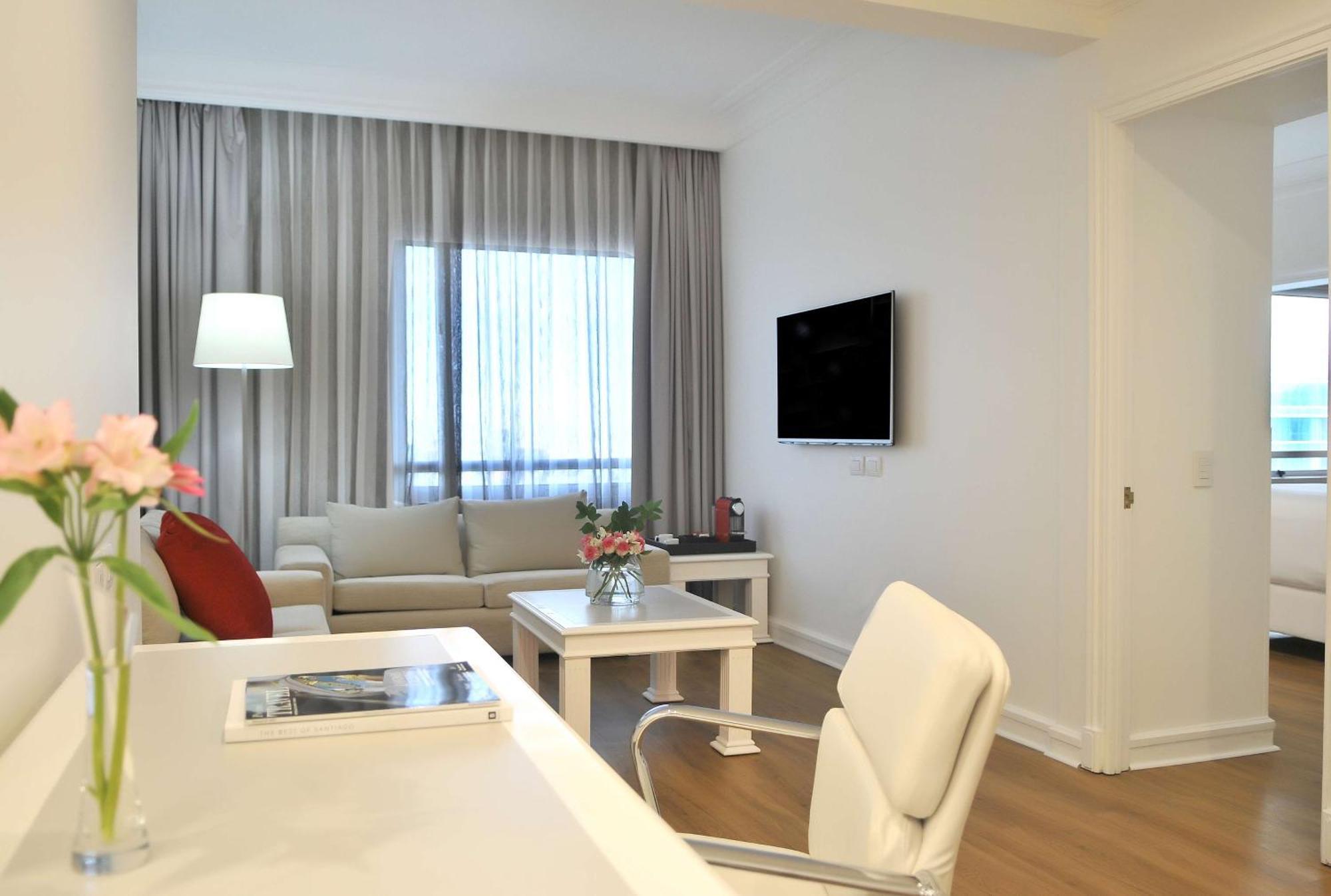 Nh Collection Plaza Santiago Exterior foto A living room in a serviced apartment in Athens, Greece