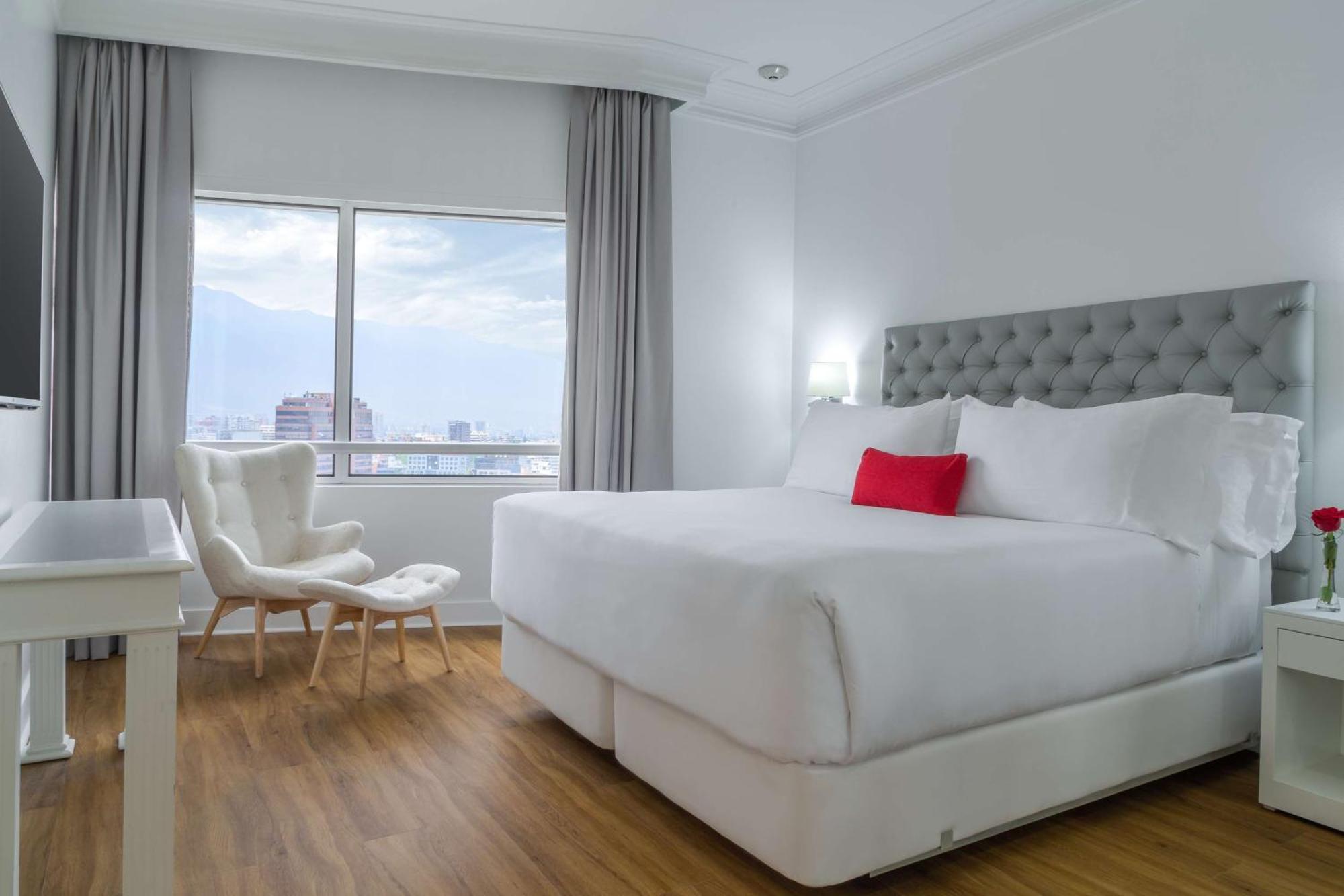 Nh Collection Plaza Santiago Exterior foto A bedroom at the hotel
