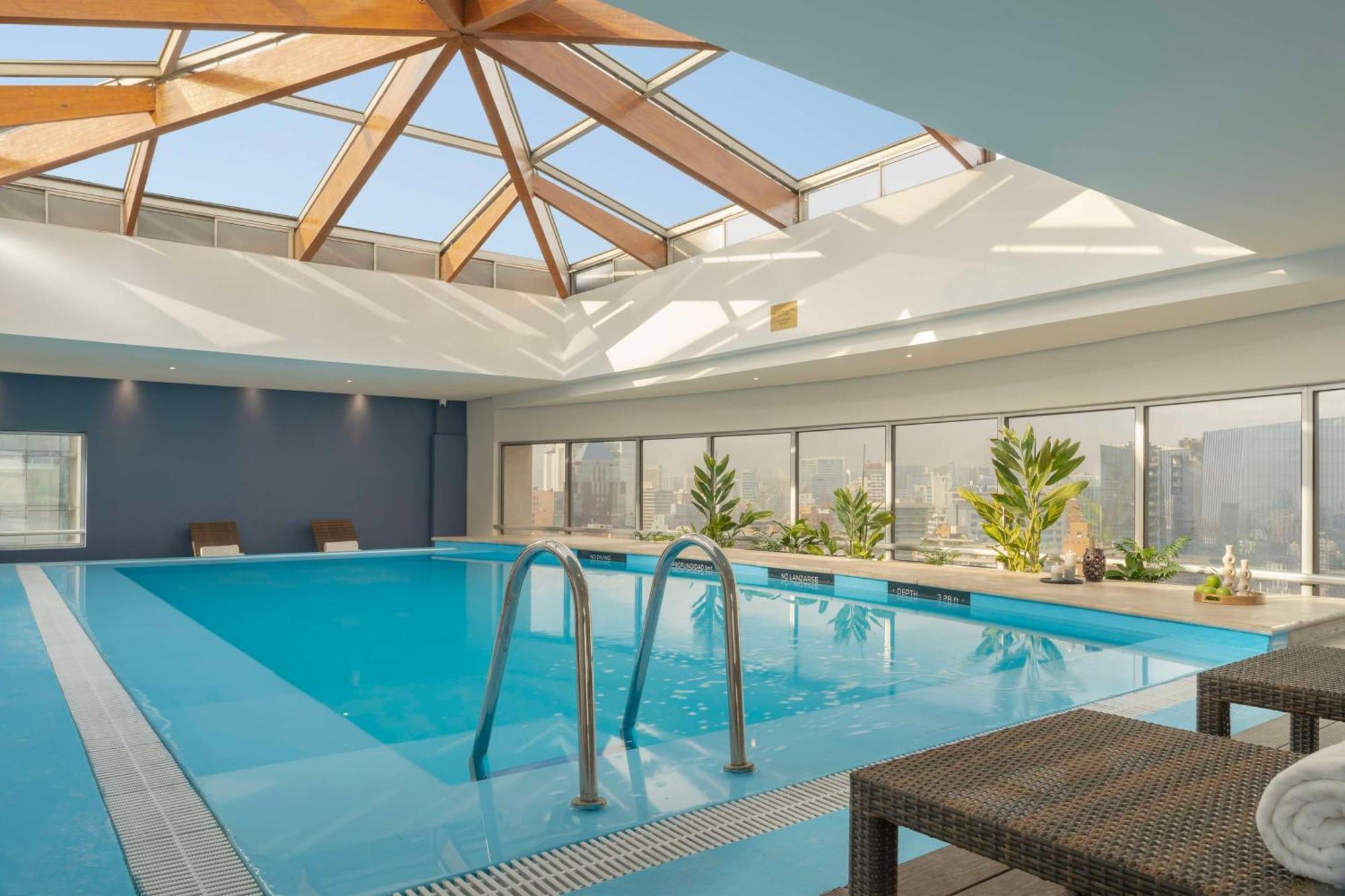Nh Collection Plaza Santiago Exterior foto The pool at the hotel